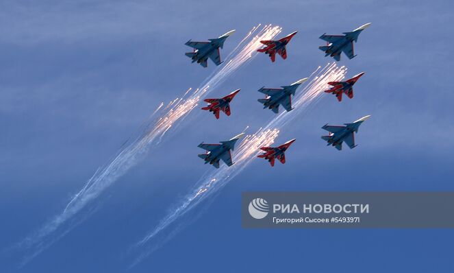 Многоцелевые истребители Су-30СМ пилотажной группы "Русские Витязи" и МиГ-29 пилотажной группы "Стрижи" на военном параде, посвященном 73-й годовщине Победы в Великой Отечественной войне 1941-1945 годов. Место: Россия, Москва. Автор: Григорий Сысоев/РИА Новости. Военный парад, посвящённый 73-й годовщине Победы в ВОВ