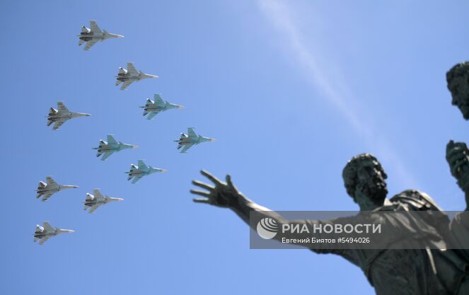 Строй из истребителей Су-30, Су-35 и бомбардировщиков Су-34 на военном параде, посвященном 73-й годовщине Победы в Великой Отечественной войне 1941-1945 годов. Место: Россия, Москва. Автор: Евгений Биятов/РИА Новости. Военный парад, посвящённый 73-й годовщине Победы в ВОВ