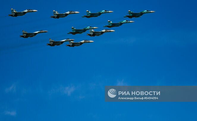Строй из истребителей Су-30, Су-35 и бомбардировщиков Су-34 во время воздушной части военного парада, посвященного 73-й годовщине Победы в Великой Отечественной войне 1941-1945 годов. Место: Россия, Москва. Автор: Александр Вильф/РИА Новости. Военный парад, посвящённый 73-й годовщине Победы в ВОВ