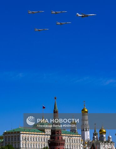 Стратегический бомбардировщик-ракетоносец Ту-160 "Николай Кузнецов" и дальние ракетоносцы-бомбардировщики Ту-22М3 во время воздушной части военного парада, посвященного 73-й годовщине Победы в Великой Отечественной войне 1941-1945 годов. Место: Россия, Москва. Автор: Александр Вильф/РИА Новости. Военный парад, посвящённый 73-й годовщине Победы в ВОВ