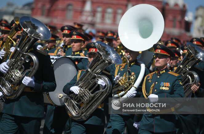 Военнослужащие парадных расчетов на военном параде, посвященном 73-й годовщине Победы в Великой Отечественной войне 1941-1945 годов. Место: Россия, Москва. Автор: Евгений Биятов/РИА Новости. Военный парад, посвящённый 73-й годовщине Победы в ВОВ