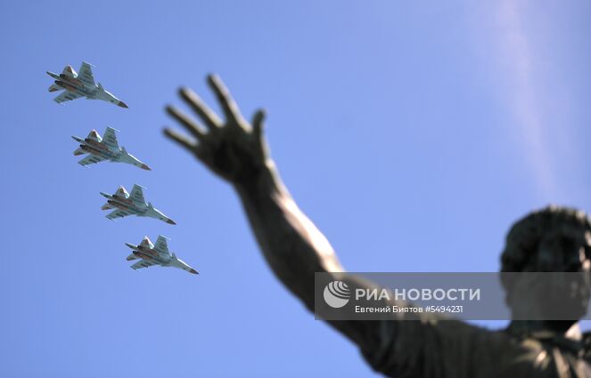 Истребители -бомбардировщики Су-34 на военном параде, посвященном 73-й годовщине Победы в Великой Отечественной войне 1941-1945 годов. Место: Россия, Москва. Автор: Евгений Биятов/РИА Новости. Военный парад, посвящённый 73-й годовщине Победы в ВОВ