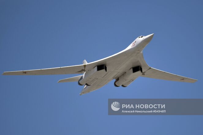 Cтратегический бомбардировщик-ракетоносец Ту-160 "Николай Кузнецов" на военном параде, посвященном 73-й годовщине Победы в Великой Отечественной войне 1941-1945 годов. Место: Россия, Москва. Автор: Алексей Никольский/РИА Новости. Военный парад, посвящённый 73-й годовщине Победы в ВОВ