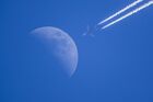 Самолеты на фоне луны