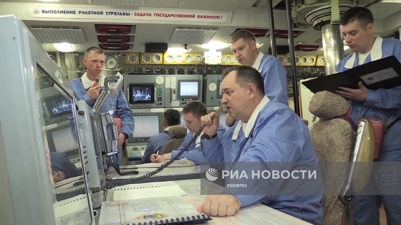 Экипаж подводного крейсера "Юрий Долгорукий", с которого производится запуск ракет "Булава" по полигону Кура. Стоп-кадр с видео, опубликованного министерством обороны РФ на своем официальном канале в YouTube, максимально возможное качество. Изображение является раздаточным материалом, предоставлено третьей стороной. Только редакционное использование. Запрет на архивирование, коммерческое использование, рекламную кампанию. Место: Россия. С подводного крейсера "Юрий Долгорукий" запустили четыре ракеты "Булава" по полигону Кура