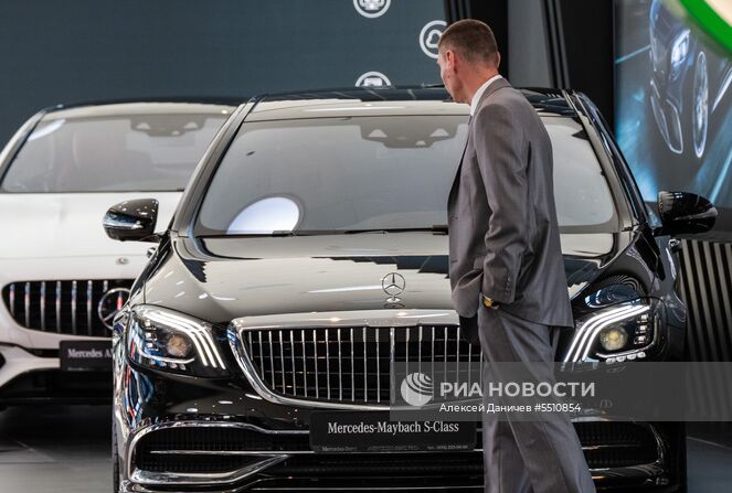 Стенд "Merсedes-Benz" на Петербургском международном экономическом форуме. Место: Россия, Санкт-Петербург. Автор: Алексей Даничев/РИА Новости. Петербургский международный экономический форум. День первый