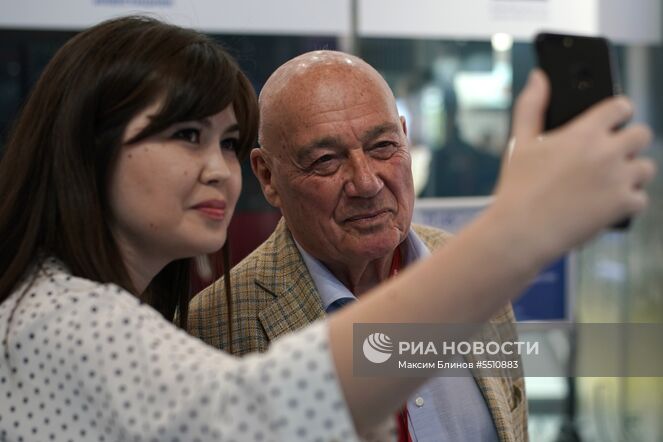 Телеведущий Владимир Познер на Петербургском международном экономическом форуме. Место: Россия, Санкт-Петербург. Автор: Максим Блинов/РИА Новости. Петербургский международный экономический форум. День первый
