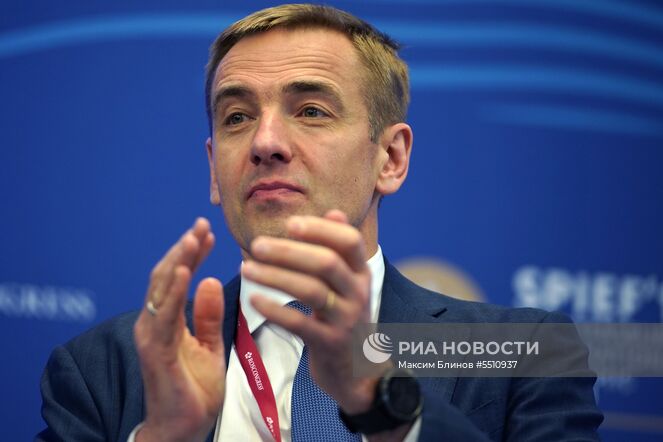 Cтатс-секретарь, заместитель министра промышленности и торговли РФ Виктор Евтухов на пленарной сессии "Сделано в России: национальный и территориальный брендинг как инструменты экономического развития и продвижения России в мире" в рамках Петербургского международного экономического форума. Место: Россия, Санкт-Петербург. Автор: Максим Блинов/РИА Новости. Петербургский международный экономический форум. День первый