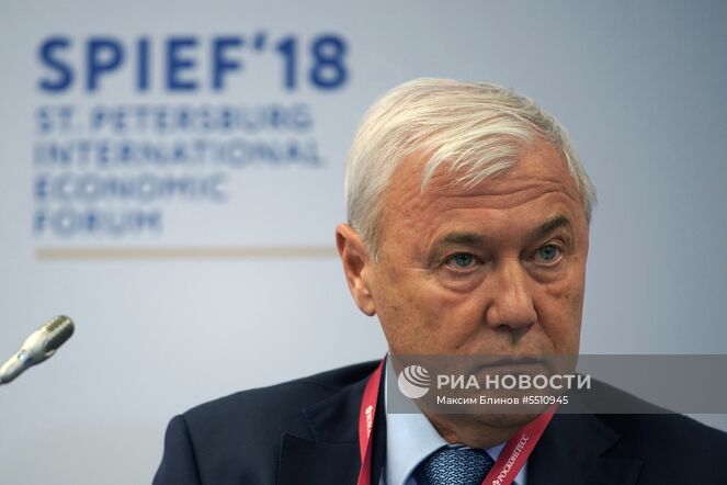 Председатель комитета Государственной Думы РФ по финансовому рынку Анатолий Аксаков на пленарной сессии "Вызовы новой экономики. Как меняется частный и государственный сектор" в рамках Петербургского международного экономического форума. Место: Россия, Санкт-Петербург. Автор: Максим Блинов/РИА Новости. Петербургский международный экономический форум. День первый