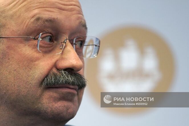 Президент, председатель правления банка "ВТБ 24" Михаил Задорнов на пленарной сессии "Вызовы новой экономики. Как меняется частный и государственный сектор" в рамках Петербургского международного экономического форума. Место: Россия, Санкт-Петербург. Автор: Максим Блинов/РИА Новости. Петербургский международный экономический форум. День первый