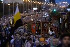 Верующие во время крестного хода в Екатеринбурге, приуроченного к 100-летию гибели царской семьи. Место: Россия, Екатеринбург. Автор: Павел Лисицын. Крестный ход, приуроченный к 100-летию гибели царской семьи