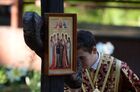 Священнослужитель на Ганиной Яме (место сожжения тел царской семьи) после окончания крестного хода, приуроченного к 100-летию гибели царской семьи, в Екатеринбурге. Место: Россия, Екатеринбург. Автор: Павел Лисицын. Крестный ход, приуроченный к 100-летию гибели царской семьи