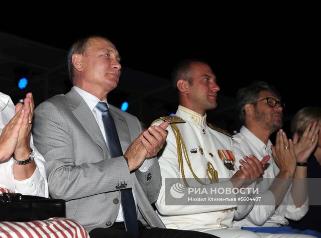 Президент РФ В. Путин посетил фестиваль "Опера в Херсонесе" в музее-заповеднике "Херсонес Таврический"