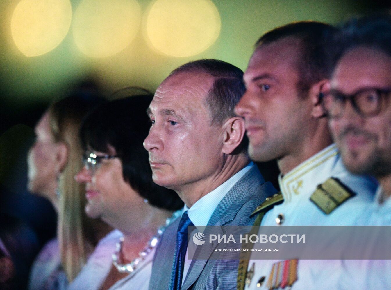 4 августа 2018. Президент РФ Владимир Путин во время посещения вечера-открытия фестиваля под открытым небом "Опера в Херсонесе".
Место: Россия, Севастополь. Автор: Алексей Мальгавко/РИА Новости. Президент РФ В. Путин посетил фестиваль "Опера в Херсонесе" в музее-заповеднике "Херсонес Таврический"