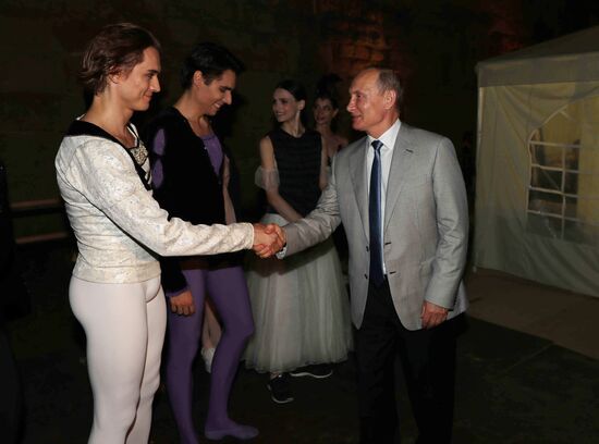 Президент РФ В. Путин посетил фестиваль "Опера в Херсонесе" в музее-заповеднике "Херсонес Таврический"
