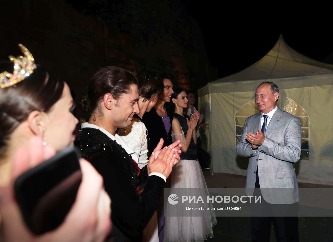 4 августа 2018. Президент РФ Владимир Путин с солистами балета во время посещения вечера-открытия фестиваля под открытым небом "Опера в Херсонесе".
Место: Россия, Севастополь. Автор: Михаил Климентьев/РИА Новости. Президент РФ В. Путин посетил фестиваль "Опера в Херсонесе" в музее-заповеднике "Херсонес Таврический"