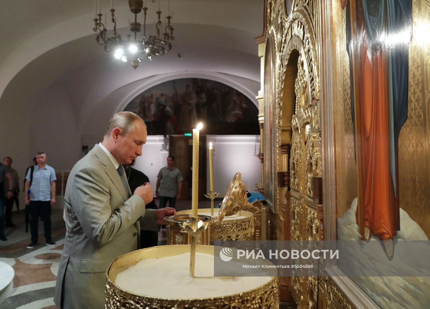 4 августа 2018. Президент РФ Владимир Путин во время посещения Владимирского кафедрального собора на территории Государственного историко-археологического музея-заповедника "Херсонес Таврический".
Место: Россия, Севастополь. Автор: Михаил Климентьев/РИА Новости. Президент РФ В. Путин посетил фестиваль "Опера в Херсонесе" в музее-заповеднике "Херсонес Таврический"