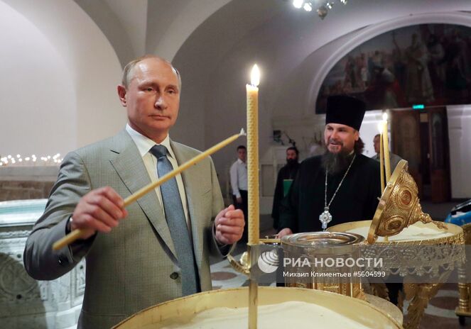 4 августа 2018. Президент РФ Владимир Путин во время посещения Владимирского кафедрального собора на территории Государственного историко-археологического музея-заповедника "Херсонес Таврический".
Место: Россия, Севастополь. Автор: Михаил Климентьев/РИА Новости. Президент РФ В. Путин посетил фестиваль "Опера в Херсонесе" в музее-заповеднике "Херсонес Таврический"