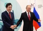 12 сентября 2018. Президент РФ Владимир Путин и премьер-министр Южной Кореи Ли Нак Ён (слева) во время встречи на полях IV Восточного экономического форума на территории ДВФУ на острове Русский. Место: Россия, Приморский край, Владивосток. Автор: Сергей Мамонтов/РИА Новости. Рабочая поездка президента РФ В. Путина в Дальневосточный федеральный округ. День третий