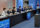 12 сентября 2018. Премьер-министр Южной Кореи Ли Нак Ён (четвертый слева) во время встречи с президентом РФ Владимиром Путиным на полях IV Восточного экономического форума на территории ДВФУ на острове Русский. Место: Россия, Приморский край, Владивосток. Автор: Сергей Мамонтов/РИА Новости. Рабочая поездка президента РФ В. Путина в Дальневосточный федеральный округ. День третий