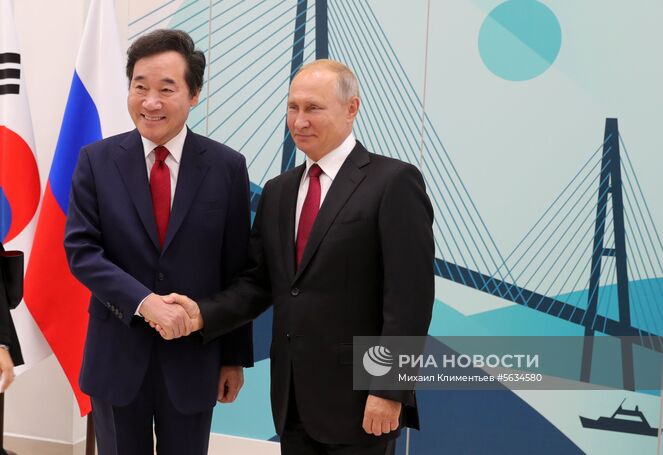 12 сентября 2018. Президент РФ Владимир Путин и премьер-министр Южной Кореи Ли Нак Ён (слева) во время встречи на полях IV Восточного экономического форума на территории ДВФУ на острове Русский. Место: Россия, Приморский край, Владивосток. Автор: Михаил Климентьев/РИА Новости. Рабочая поездка президента РФ В. Путина в Дальневосточный федеральный округ. День третий
