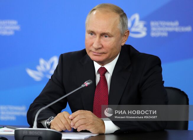 12 сентября 2018. Президент РФ Владимир Путин во время встречи с премьер-министром Южной Кореи Ли Нак Ёном на полях IV Восточного экономического форума на территории ДВФУ на острове Русский. Место: Россия, Приморский край, Владивосток. Автор: Михаил Климентьев/РИА Новости. Рабочая поездка президента РФ В. Путина в Дальневосточный федеральный округ. День третий