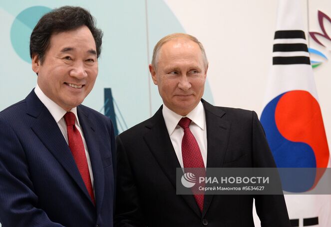 12 сентября 2018. Президент РФ Владимир Путин и премьер-министр Южной Кореи Ли Нак Ён (слева) во время встречи на полях IV Восточного экономического форума на территории ДВФУ на острове Русский. Место: Россия, Приморский край, Владивосток. Автор: Сергей Мамонтов/РИА Новости. Рабочая поездка президента РФ В. Путина в Дальневосточный федеральный округ. День третий