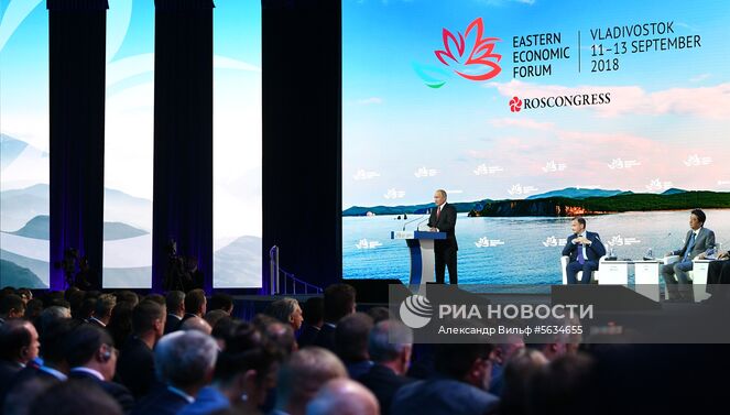 12 сентября 2018. Президент РФ Владимир Путин выступает на пленарном заседании "Дальний Восток: расширяя границы возможностей" IV Восточного экономического форума (ВЭФ-2018). Справа налево -премьер-министр Японии Синдзо Абэ и телеведущий, заместитель директора ГТК «Телеканал „Россия“», президент Института Беринга – Беллинсгаузена по изучению обеих Америк Сергей Брилев.
Место: Россия, Приморский край, Владивосток. Автор: Александр Вильф/РИА Новости. Рабочая поездка президента РФ В. Путина в Дальневосточный федеральный округ. День третий