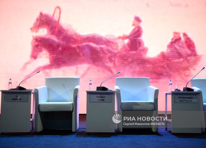 12 сентября 2018. Кресло для президента РФ Владимира Путина перед началом пленарного заседания "Дальний Восток: расширяя границы возможностей" IV Восточного экономического форума (ВЭФ-2018). Место: Россия, Приморский край, Владивосток. Автор: Сергей Мамонтов/РИА Новости. Рабочая поездка президента РФ В. Путина в Дальневосточный федеральный округ. День третий