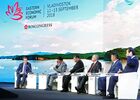12 сентября 2018. Президент РФ Владимир Путин на пленарном заседании "Дальний Восток: расширяя границы возможностей" IV Восточного экономического форума (ВЭФ-2018). Слева направо - модератор, заместитель директора ГТК Телеканал "Россия", президент Института Беринга-Беллинсгаузена по изучению обеих Америк (Монтевидео) Сергей Брилев, премьер-министр Японии Синдзо Абэ и председатель Китайской Народной Республики (КНР) Си Цзиньпин. Справа налево - премьер-министр Республики Кореи Ли Нак Ён и президент Монголии Халтмаагийн Баттулга. Место: Россия, Приморский край, Владивосток. Автор: Михаил Климентьев/РИА Новости. Рабочая поездка президента РФ В. Путина в Дальневосточный федеральный округ. День третий