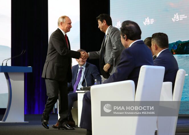 12 сентября 2018. Президент РФ Владимир Путин на пленарном заседании "Дальний Восток: расширяя границы возможностей" IV Восточного экономического форума (ВЭФ-2018). Второй слева на среднем плане - премьер-министр Японии Синдзо Абэ. Место: Россия, Приморский край, Владивосток. Автор: Михаил Климентьев/РИА Новости. Рабочая поездка президента РФ В. Путина в Дальневосточный федеральный округ. День третий