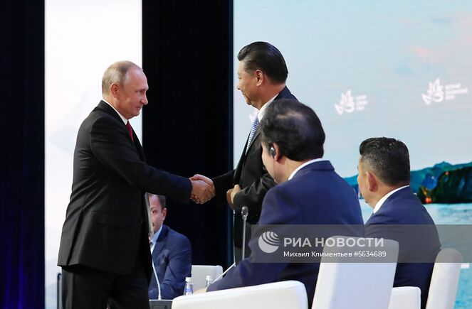12 сентября 2018. Президент РФ Владимир Путин на пленарном заседании "Дальний Восток: расширяя границы возможностей" IV Восточного экономического форума (ВЭФ-2018). Второй слева на среднем плане - председатель Китайской Народной Республики (КНР) Си Цзиньпин. Место: Россия, Приморский край, Владивосток. Автор: Михаил Климентьев/РИА Новости. Рабочая поездка президента РФ В. Путина в Дальневосточный федеральный округ. День третий