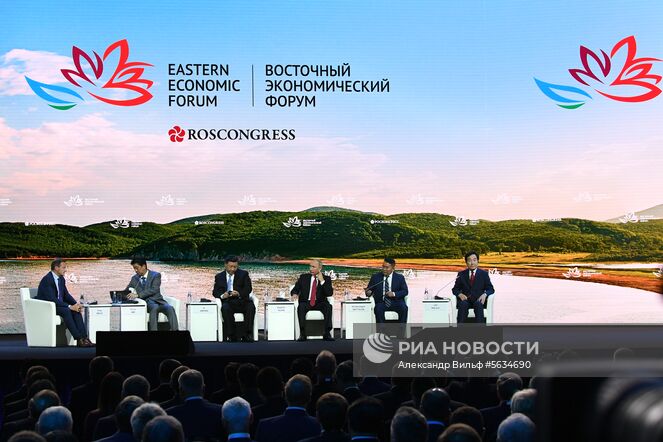 12 сентября 2018. Президент РФ Владимир Путин принимает участие в пленарном заседании "Дальний Восток: расширяя границы возможностей" IV Восточного экономического форума (ВЭФ-2018). Слева направо - телеведущий, заместитель директора ГТК «Телеканал „Россия“», президент Института Беринга – Беллинсгаузена по изучению обеих Америк Сергей Брилев, премьер-министр Японии Синдзо Абэ, председатель Китайской Народной Республики Си Цзиньпин, справа налево -премьер-министр Республики Кореи Ли Нак Ён и президент Монголии Халтмаагийн Баттулга. Место: Россия, Приморский край, Владивосток. Автор: Александр Вильф/РИА Новости. Рабочая поездка президента РФ В. Путина в Дальневосточный федеральный округ. День третий