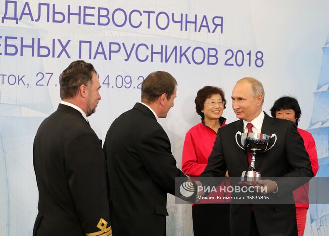 12 сентября 2018. Президент РФ Владимир Путин на церемонии награждения победителей и призеров Дальневосточной регаты учебных парусников 2018 на полях IV Восточного экономического форума. Место: Россия, Приморский край, Владивосток. Автор: Михаил Климентьев/РИА Новости. Рабочая поездка президента РФ В. Путина в Дальневосточный федеральный округ. День третий