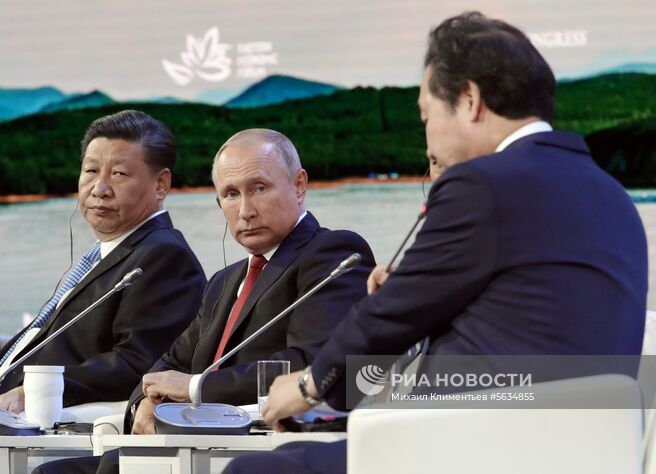 12 сентября 2018. Президент РФ Владимир Путин на пленарном заседании "Дальний Восток: расширяя границы возможностей" IV Восточного экономического форума (ВЭФ-2018). Слева - председатель Китайской Народной Республики (КНР) Си Цзиньпин. Справа - премьер-министр Республики Кореи Ли Нак Ён. Место: Россия, Приморский край, Владивосток. Автор: Михаил Климентьев/РИА Новости. Рабочая поездка президента РФ В. Путина в Дальневосточный федеральный округ. День третий