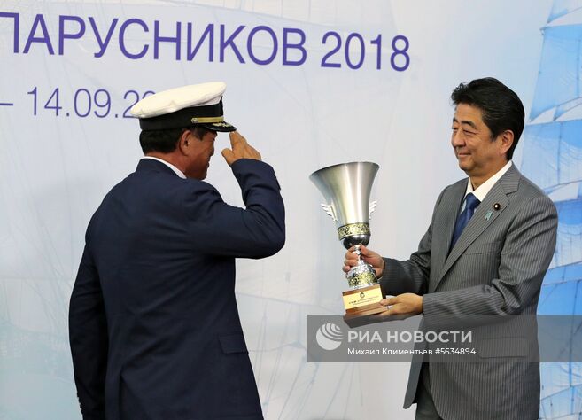 12 сентября 2018. Премьер-министр Японии Синдзо Абэ (справа) на церемонии награждения победителей и призеров Дальневосточной регаты учебных парусников 2018 на полях IV Восточного экономического форума. Место: Россия, Приморский край, Владивосток. Автор: Михаил Климентьев/РИА Новости. Рабочая поездка президента РФ В. Путина в Дальневосточный федеральный округ. День третий