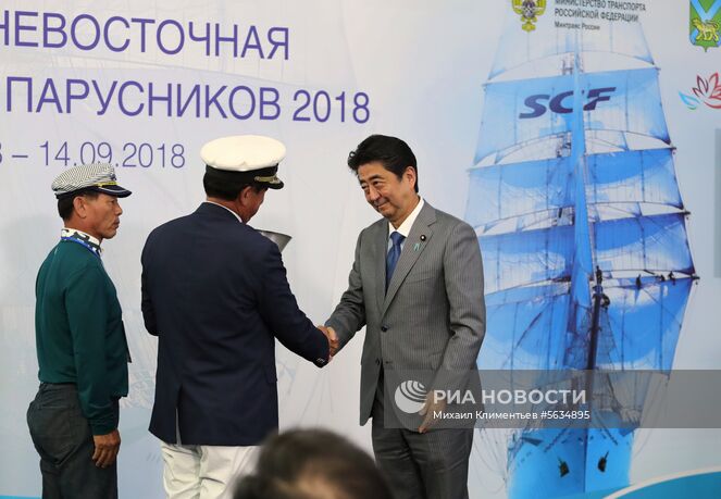 12 сентября 2018. Премьер-министр Японии Синдзо Абэ (справа) на церемонии награждения победителей и призеров Дальневосточной регаты учебных парусников 2018 на полях IV Восточного экономического форума. Место: Россия, Приморский край, Владивосток. Автор: Михаил Климентьев/РИА Новости. Рабочая поездка президента РФ В. Путина в Дальневосточный федеральный округ. День третий