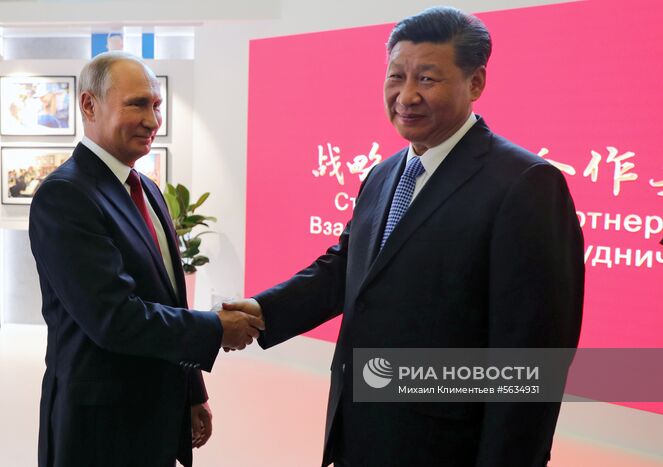 12 сентября 2018. Президент РФ Владимир Путин и председатель Китайской Народной Республики (КНР) Си Цзиньпин (справа) во время осмотра выставки, посвященной истории российско-китайского торгово-экономического сотрудничества, в рамках IV Восточного экономического форума (ВЭФ-2018). Место: Россия, Приморский край, Владивосток. Автор: Михаил Климентьев/РИА Новости. Рабочая поездка президента РФ В. Путина в Дальневосточный федеральный округ. День третий