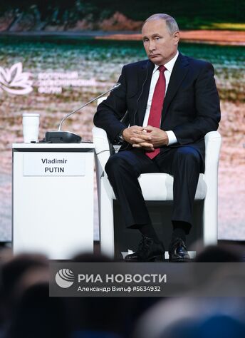12 сентября 2018. Президент РФ Владимир Путин принимает участие в пленарном заседании "Дальний Восток: расширяя границы возможностей" IV Восточного экономического форума (ВЭФ-2018). Место: Россия, Приморский край, Владивосток. Автор: Александр Вильф/РИА Новости. Рабочая поездка президента РФ В. Путина в Дальневосточный федеральный округ. День третий