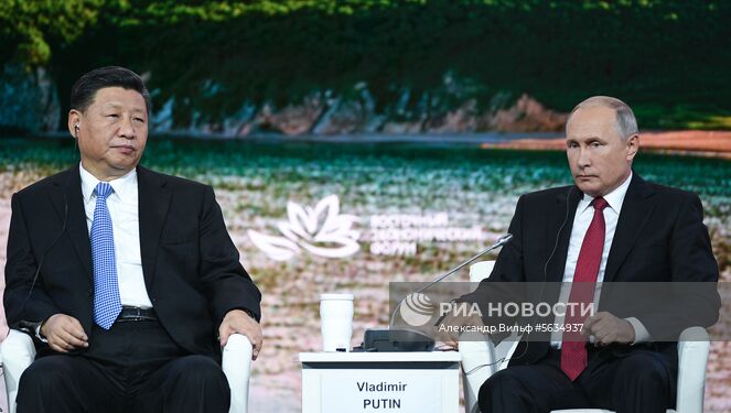 12 сентября 2018. Президент РФ Владимир Путин и председатель Китайской Народной Республики Си Цзиньпин (слева) на пленарном заседании "Дальний Восток: расширяя границы возможностей" IV Восточного экономического форума (ВЭФ-2018). Место: Россия, Приморский край, Владивосток. Автор: Александр Вильф/РИА Новости. Рабочая поездка президента РФ В. Путина в Дальневосточный федеральный округ. День третий