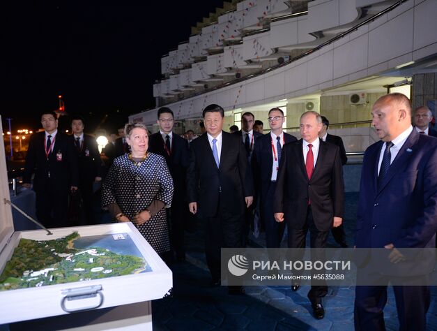 12 сентября 2018. Президент РФ Владимир Путин и председатель Китайской Народной Республики (КНР) Си Цзиньпин (в центре) во время посещения Всероссийского детского центра "Океан" во Владивостоке. Справа - директор центра Андрей Базилевский. Слева на первом плане - министр просвещения РФ Ольга Васильева. Место: Россия, Приморский край, Владивосток. Автор: Сергей Мамонтов/РИА Новости. Рабочая поездка президента РФ В. Путина в Дальневосточный федеральный округ. День третий