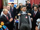 12 сентября 2018. Президент РФ Владимир Путин и председатель Китайской Народной Республики (КНР) Си Цзиньпин (второй справа) во время посещения Всероссийского детского центра "Океан" во Владивостоке. Место: Россия, Приморский край, Владивосток. Автор: Сергей Мамонтов/РИА Новости. Рабочая поездка президента РФ В. Путина в Дальневосточный федеральный округ. День третий