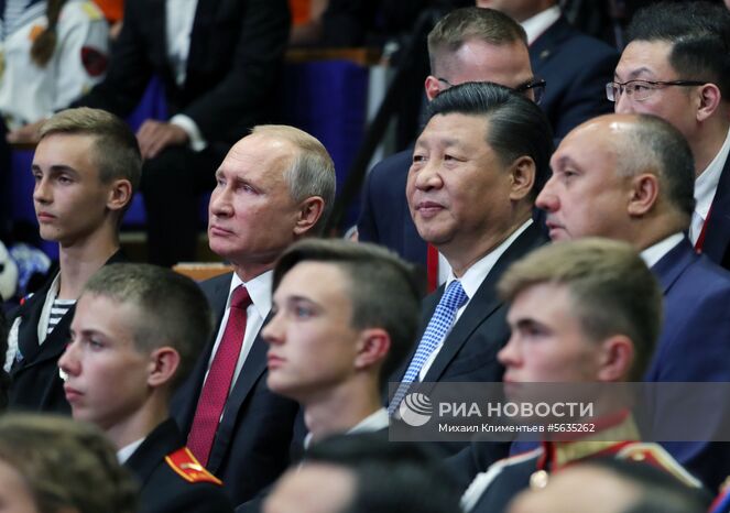 12 сентября 2018. Президент РФ Владимир Путин и председатель Китайской Народной Республики (КНР) Си Цзиньпин (второй справа) на мероприятии, посвященном 10-летию приема детей, пострадавших от землетрясения в провинции Сычуань, во Всероссийском детском центре "Океан". Справа - директор центра Андрей Базилевский Место: Россия, Приморский край, Владивосток. Автор: Михаил Климентьев/РИА Новости. Рабочая поездка президента РФ В. Путина в Дальневосточный федеральный округ. День третий