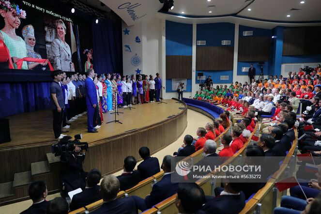 12 сентября 2018. Концерт на мероприятии, посвященном 10-летию приема детей, пострадавших от землетрясения в провинции Сычуань, во Всероссийском детском центре "Океан". Место: Россия, Приморский край, Владивосток. Автор: Михаил Климентьев/РИА Новости. Рабочая поездка президента РФ В. Путина в Дальневосточный федеральный округ. День третий