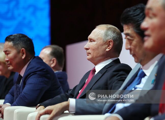 12 сентября 2018. Президент РФ Владимир Путин, президент Монголии Халтмаагийн Баттулга (слева) и премьер-министр Японии Синдзо Абэ (второй справа) во время посещения финала Международного турнира по дзюдо имени Дзигоро Кано среди юниоров и юниорок в КСК "Фетисов-Арена" во Владивостоке. Место: Россия, Приморский край, Владивосток. Автор: Михаил Климентьев/РИА Новости. Рабочая поездка президента РФ В. Путина в Дальневосточный федеральный округ. День третий