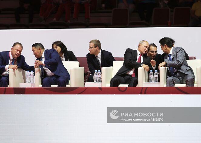 12 сентября 2018. Президент РФ Владимир Путин и премьер-министр Японии Синдзо Абэ (справа), президент Монголии Халтмаагийн Баттулга (второй справа) и президент Международной федерации дзюдо (IJF) Мариус Визер (слева) во время посещения финала Международного турнира по дзюдо имени Дзигоро Кано среди юниоров и юниорок в КСК "Фетисов-Арена" во Владивостоке. Место: Россия, Приморский край, Владивосток. Автор: Михаил Климентьев/РИА Новости. Рабочая поездка президента РФ В. Путина в Дальневосточный федеральный округ. День третий