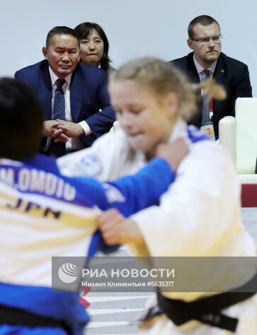 12 сентября 2018. Президент Монголии Халтмаагийн Баттулга (слева на втором плане) во время посещения финала Международного турнира по дзюдо имени Дзигоро Кано среди юниоров и юниорок в КСК "Фетисов-Арена" во Владивостоке. Место: Россия, Приморский край, Владивосток. Автор: Михаил Климентьев/РИА Новости. Рабочая поездка президента РФ В. Путина в Дальневосточный федеральный округ. День третий
