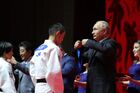 12 сентября 2018. Президент РФ Владимир Путин на церемонии награждения победителей Международного турнира по дзюдо имени Дзигоро Кано среди юниоров и юниорок в КСК "Фетисов-Арена" во Владивостоке. Слева - премьер-министр Японии Синдзо Абэ. Место: Россия, Приморский край, Владивосток. Автор: Михаил Климентьев/РИА Новости. Рабочая поездка президента РФ В. Путина в Дальневосточный федеральный округ. День третий