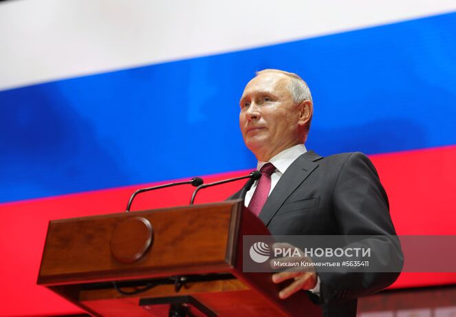 12 сентября 2018. Президент РФ Владимир Путин выступает на церемонии награждения победителей Международного турнира по дзюдо имени Дзигоро Кано среди юниоров и юниорок в КСК "Фетисов-Арена" во Владивостоке Место: Россия, Приморский край, Владивосток. Автор: Михаил Климентьев/РИА Новости. Рабочая поездка президента РФ В. Путина в Дальневосточный федеральный округ. День третий
