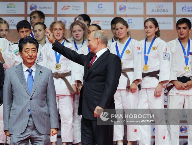 12 сентября 2018. Президент РФ Владимир Путин на церемонии награждения победителей Международного турнира по дзюдо имени Дзигоро Кано среди юниоров и юниорок в КСК "Фетисов-Арена" во Владивостоке. Слева - премьер-министр Японии Синдзо Абэ. Место: Россия, Приморский край, Владивосток. Автор: Михаил Климентьев/РИА Новости. Рабочая поездка президента РФ В. Путина в Дальневосточный федеральный округ. День третий